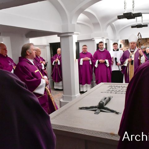 Modlitwa za zmarłych biskupów i kapłanów archidiecezji