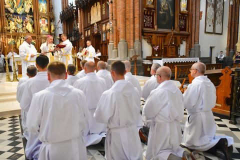 Archidiecezja białostocka ma 16 nowych nadzwyczajnych szafarzy Komunii św.